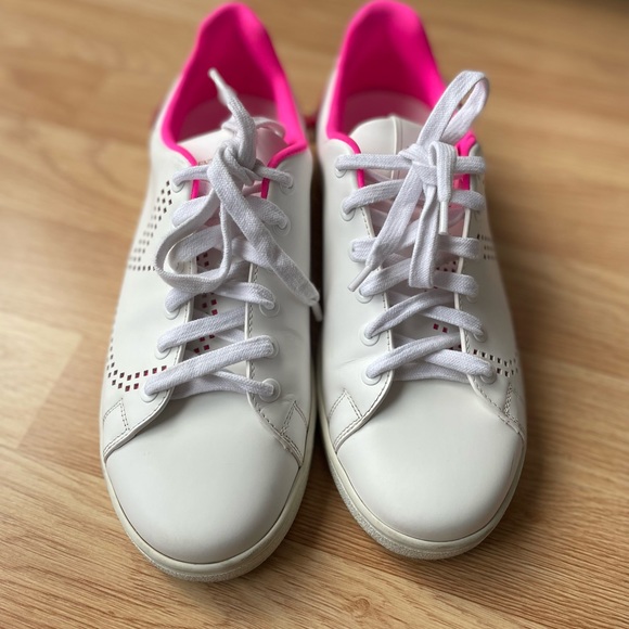 COPY - Valentino Garavani Ruckstud Neon Trim Leather Sneaker size 7,5 - Picture 3 of 8